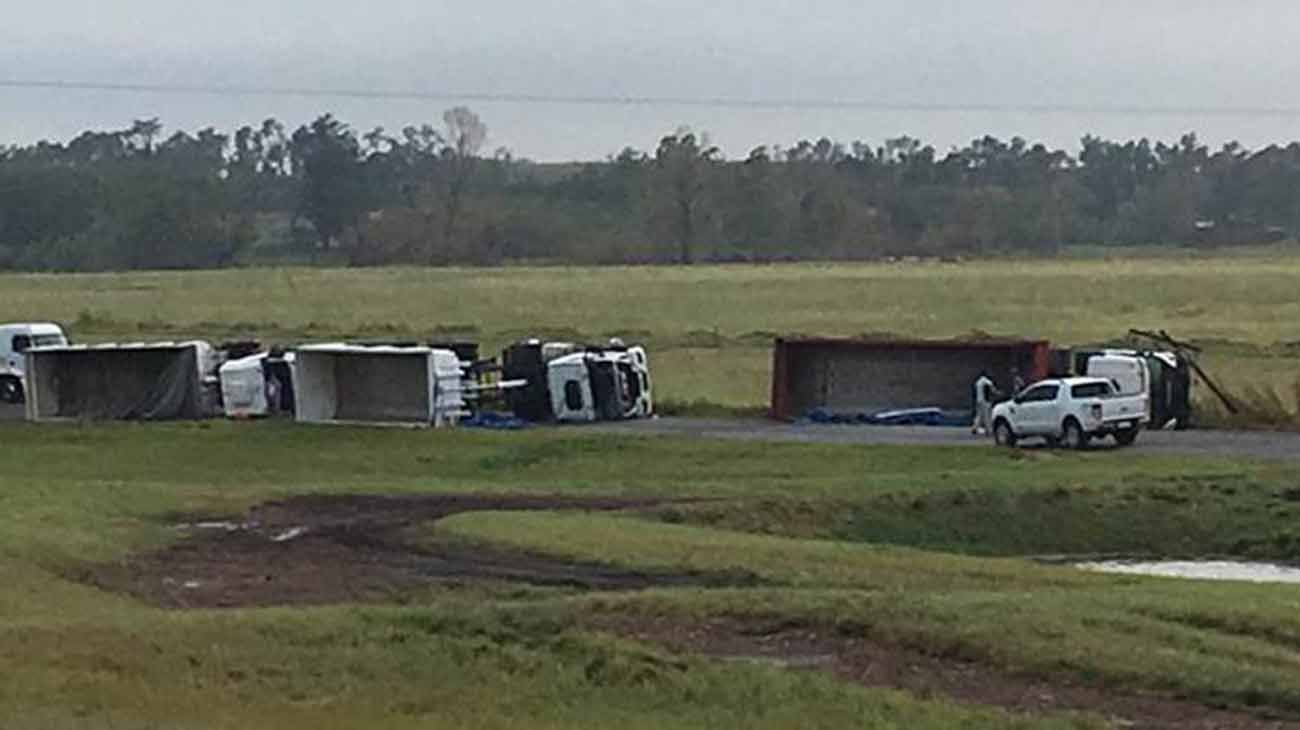 Un tornado provocó el vuelco de cuatro camiones con acoplado en Azul