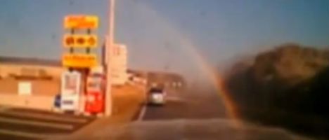 Un hombre filmó cómo el tsunami arrasó con su auto
