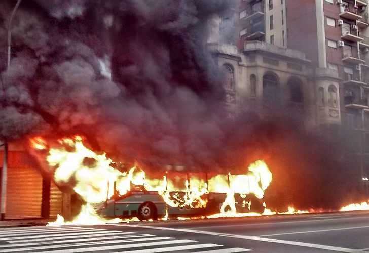 Video | Así explotó un colectivo de la línea 17 en Avellaneda