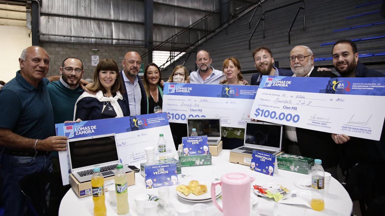 Insaurralde entregó subsidios y computadoras a 90 centro de jubilados de Lomas de Zamora