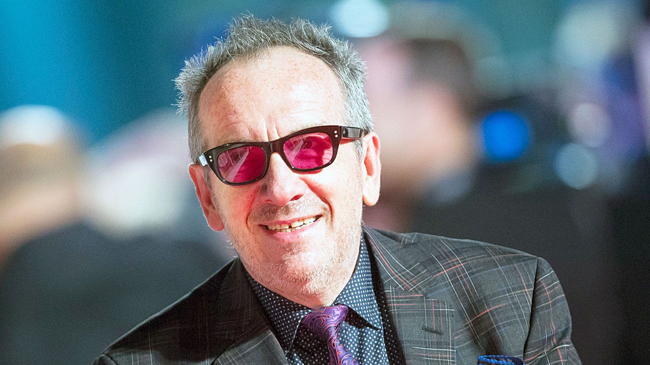 Elvis Costello fue operado de un extraño cáncer y canceló su gira