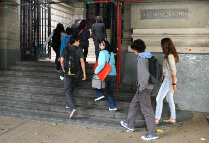 El Colegio Nacional de Buenos Aires prohíbe el uso de celulares en horas de clase