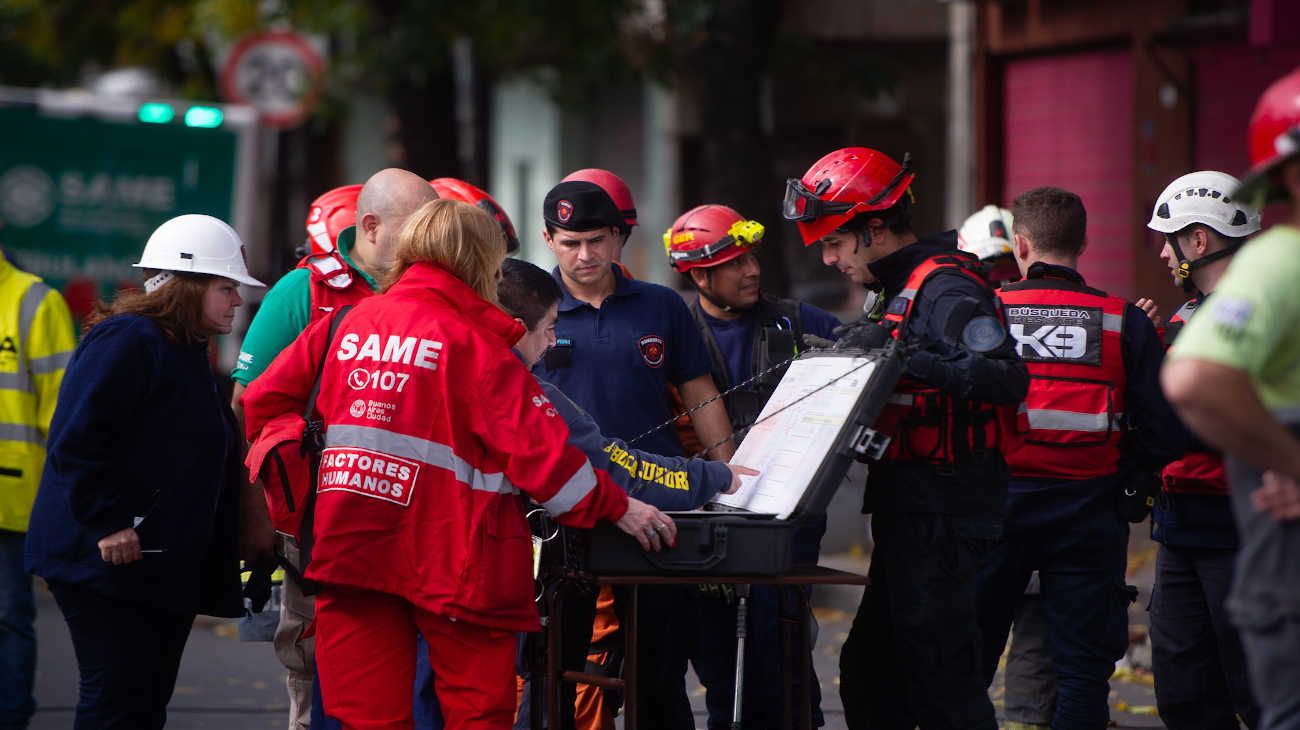 Derrumbe en Floresta: se suspendió la búsqueda de desaparecidos por las "condiciones inestables" de la estructura