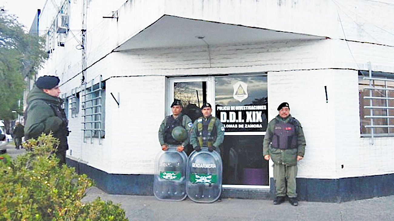 Indagaron a la banda de policías que extorsionaba comerciantes y ladrones