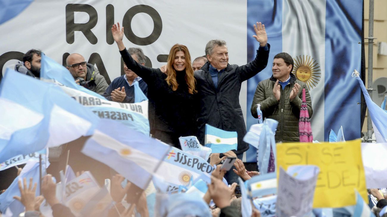 Mauricio Macri le sacó el celular a una jubilada por "abuela rebelde"