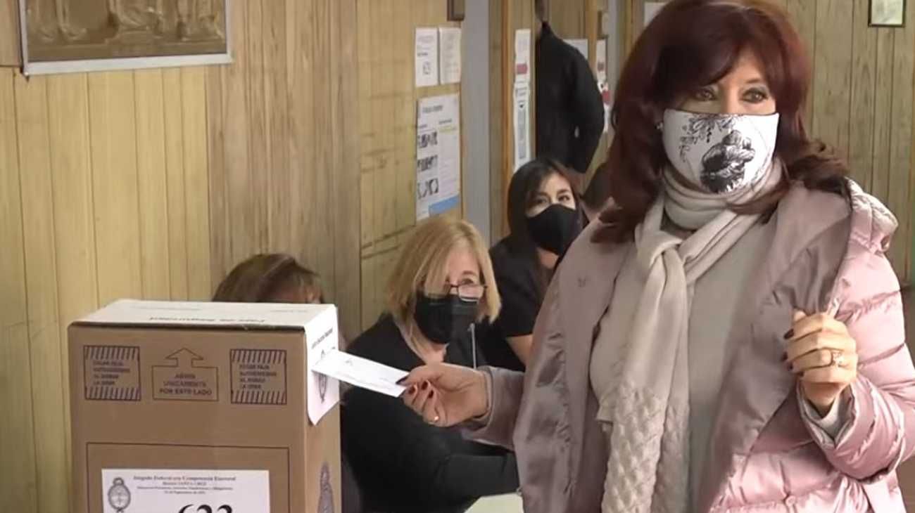 Sonriente y accediendo a las selfies, Cristina Kirchner votó en Santa Cruz