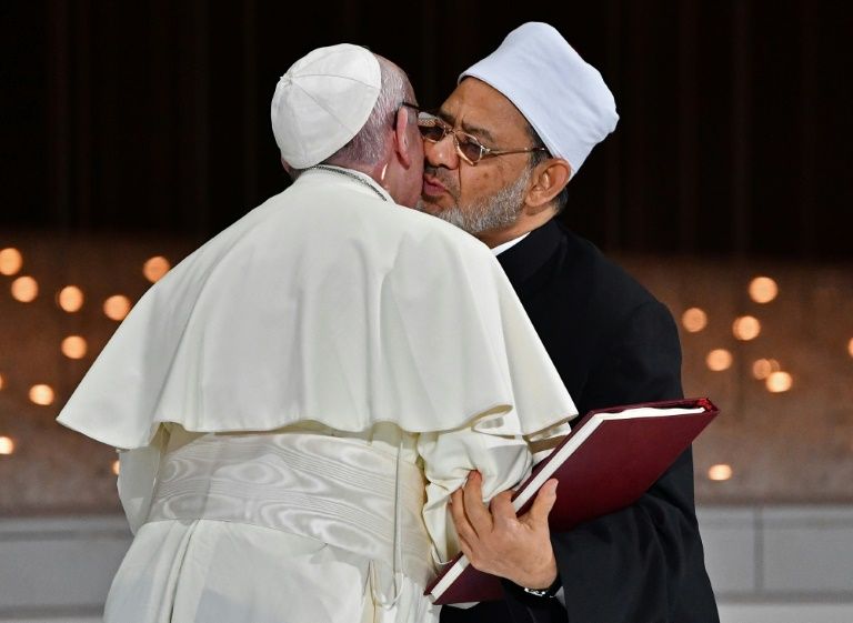 El Papa Francisco selló con un beso su encuentro con el líder del islam