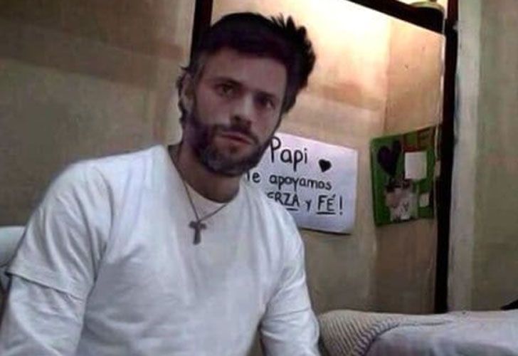 Liberaron a Leopoldo López: dejó la cárcel militar pero seguirá en su casa
