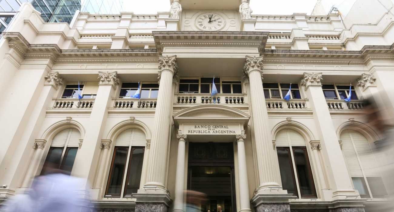 El Banco Central realizó la mayor compra de divisas del mes en el ocaso del dólar exportador