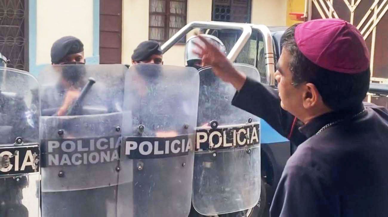 Ortega endurece su ofensiva contra la Iglesia Católica: arrestan a un obispo en plena curia