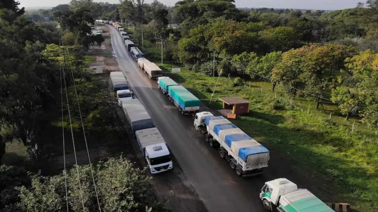 Con nuevo esquema de dólar, el campo acelera la cosecha y se llenan de camiones los puertos