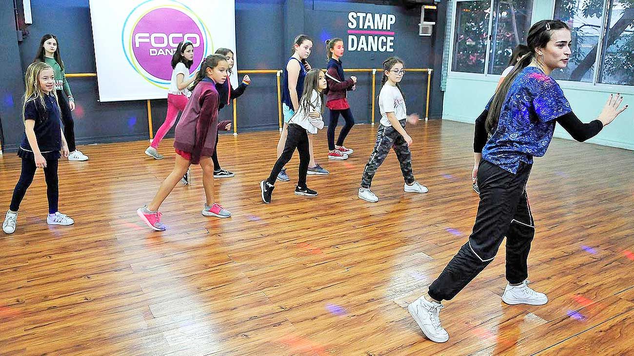 Dan clases de baile tipo zumba para chicos y bebés