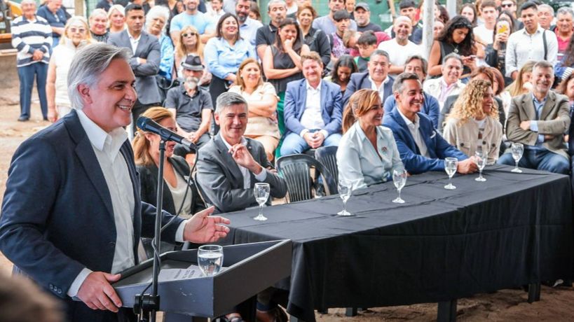 Funcionarios que no funcionan: Llaryora busca intendentes para reactivar su gestión