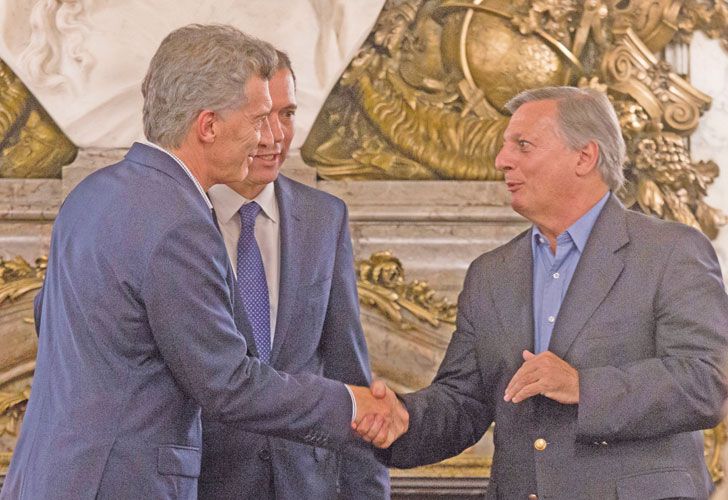 Plata afuera: Macri defendió a sus ministros