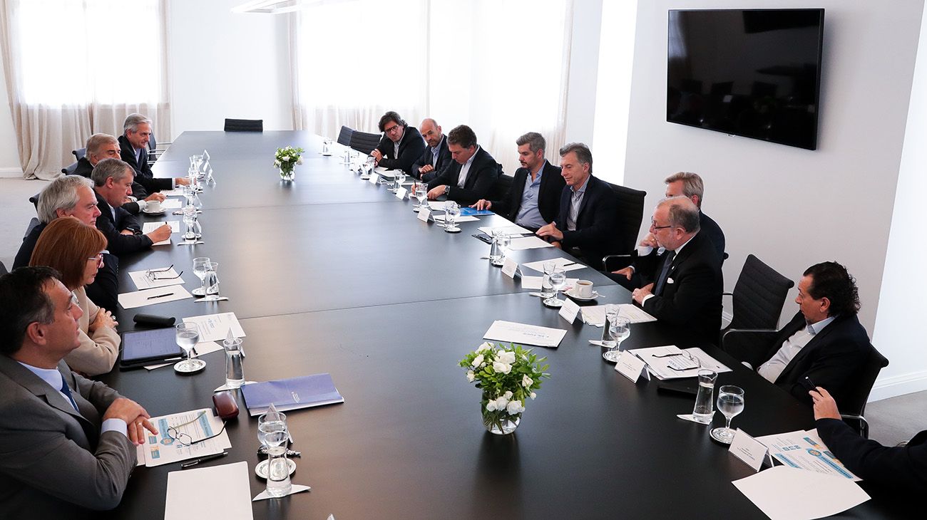 Insólito: el Gobierno informó de una reunión de Gabinete "con el presidente Menem"