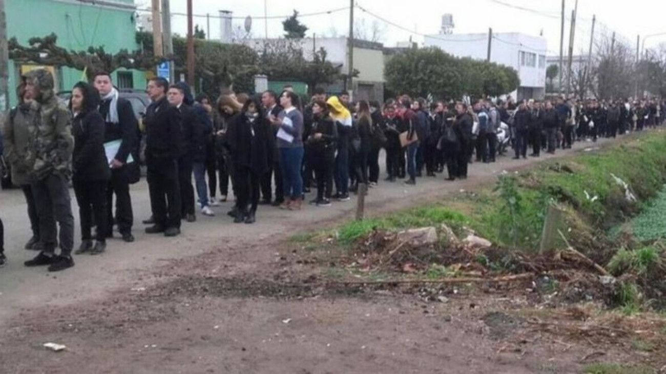 Curiosa explicación de Vidal a la fila de 15 cuadras por un puesto de guardiacárcel