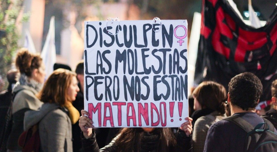Barbijo rojo contra la violencia de género durante la cuarentena