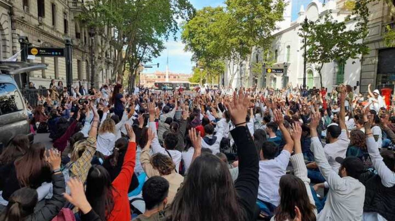 Paro de 24 horas y movilización de médicos residentes porteños: "No llegamos a fin de mes"