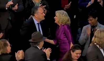El video del beso en la boca entre la esposa de Joe Biden y el marido de Kamala Harris que se hizo viral