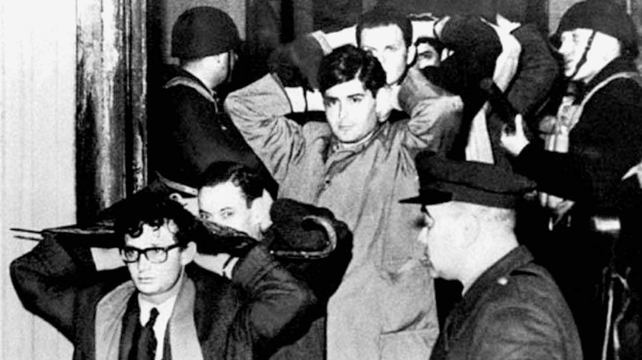 La “Noche de los Bastones Largos” o el primer gran apagón cultural y educativo