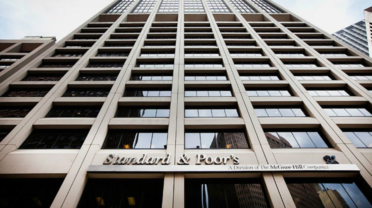 S&P bajó a "default selectivo" la deuda argentina por "alto riesgo de no pago"