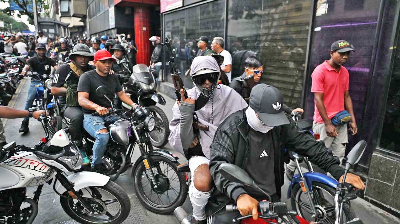 Los temidos “colectivos” del chavismo dominan las calles y hablan de traición interna