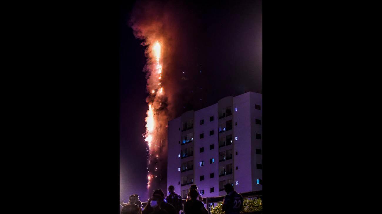 Las fotos del incendio se desató en la torre Abbco de 48 pisos en los Emiratos Árabes Unidos