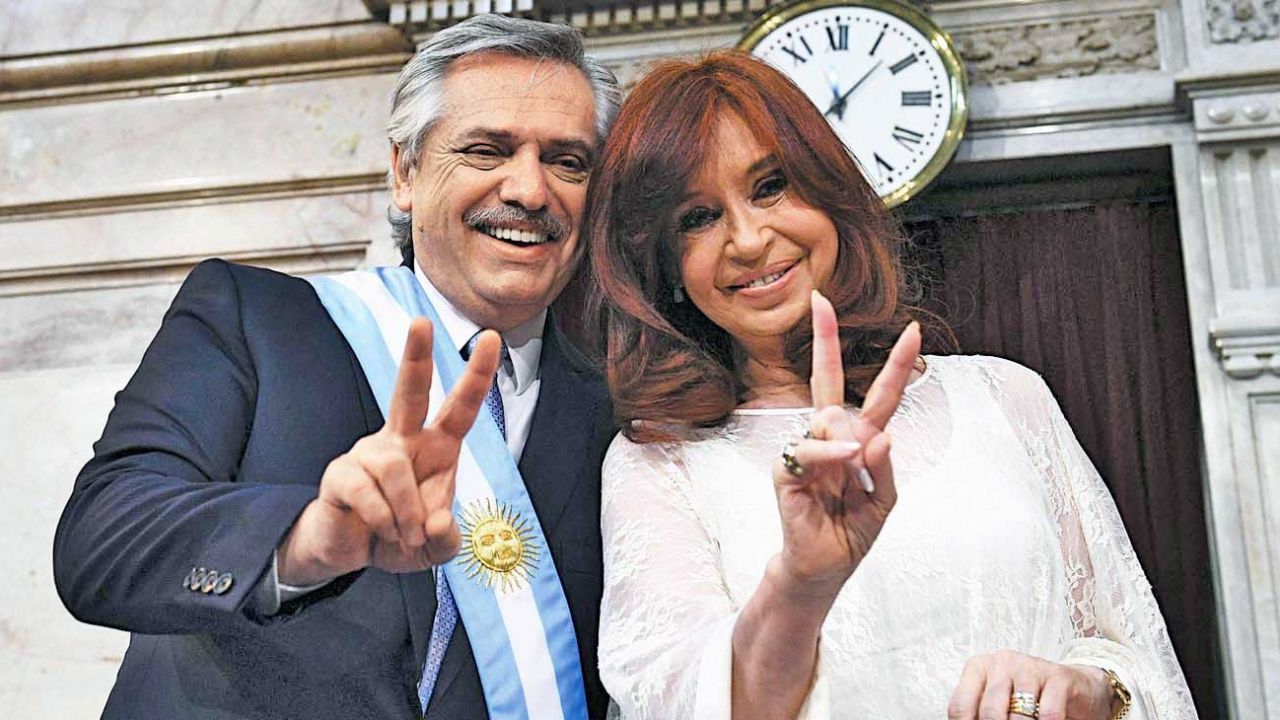 Los dedos en el enchufe