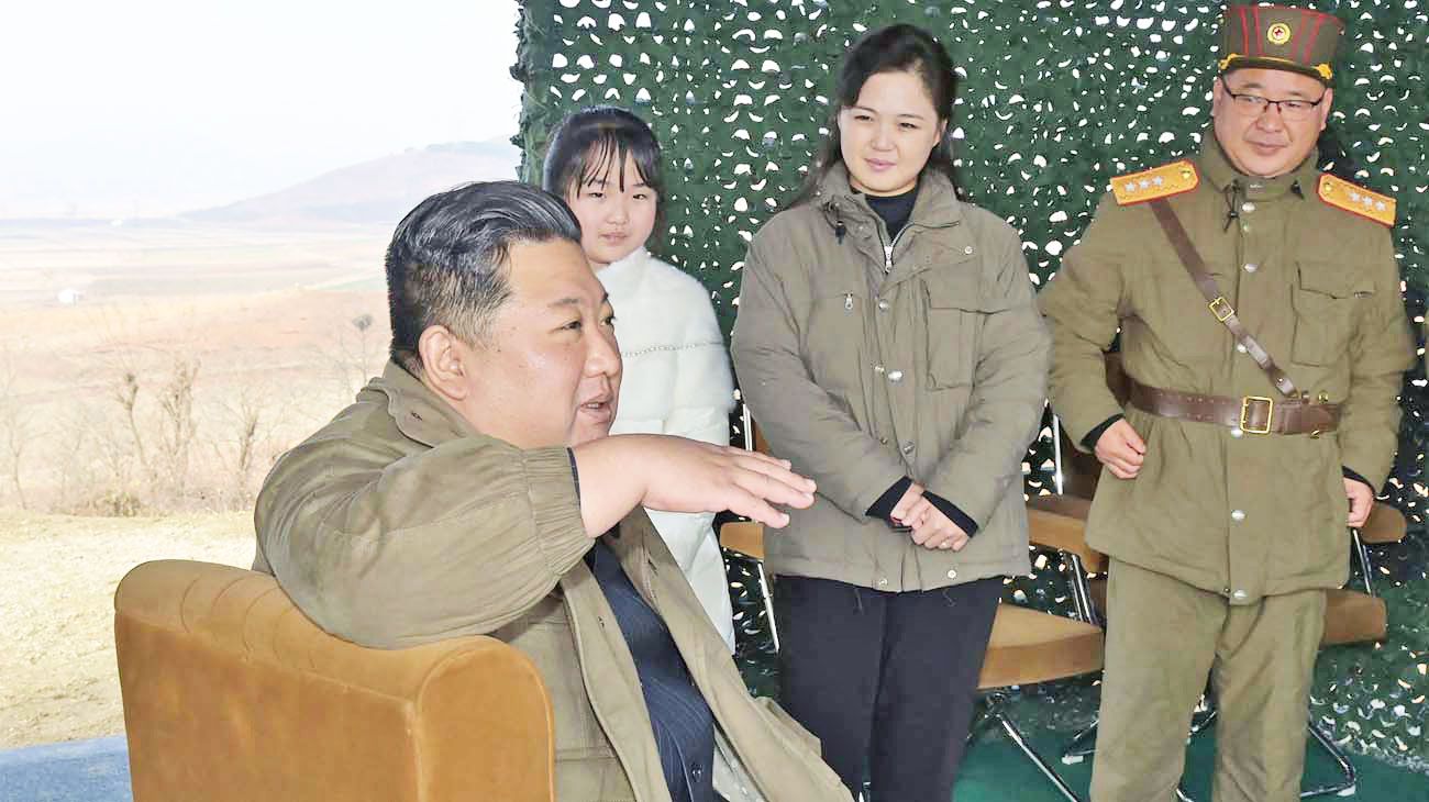 Kim exhibe a su mujer y a su hija en un mensaje que refuerza la dinastía familiar
