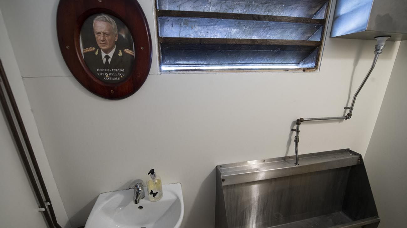 Un retrato de Galtieri en el baño de un pub: cómo recordarán la guerra en las Malvinas
