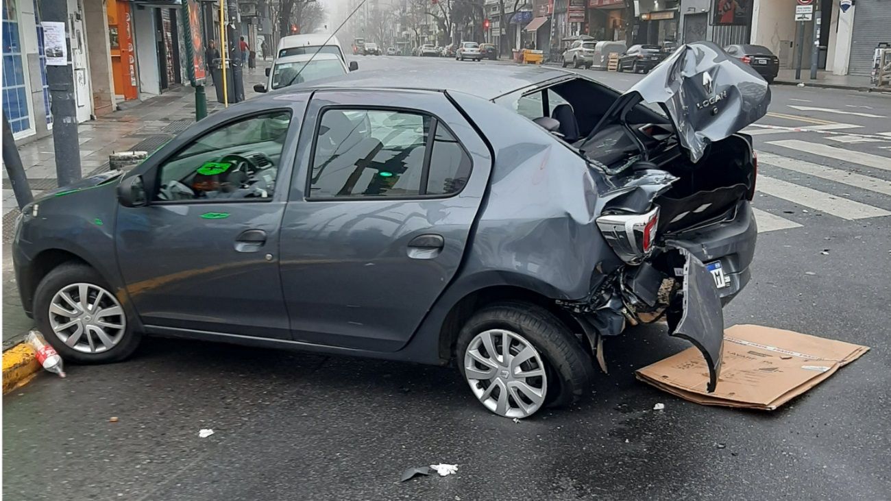 Alcohol al volante en Palermo: chocó dos autos estacionados y quiso escapar en un taxi