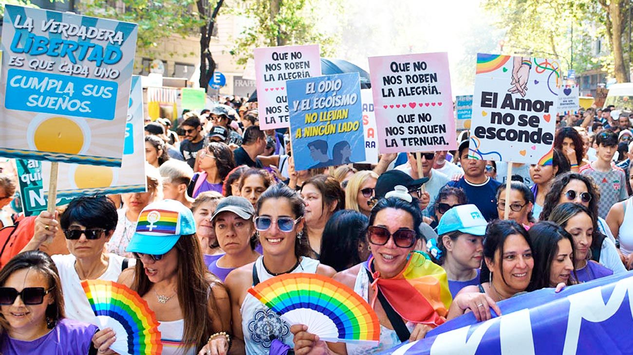 Aunque una multitud incomodó al Gobierno, aseguran que no cambiarán “la hoja de ruta”