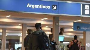 Habilitarán vuelos especiales para acelerar la vuelta de argentinos en el exterior