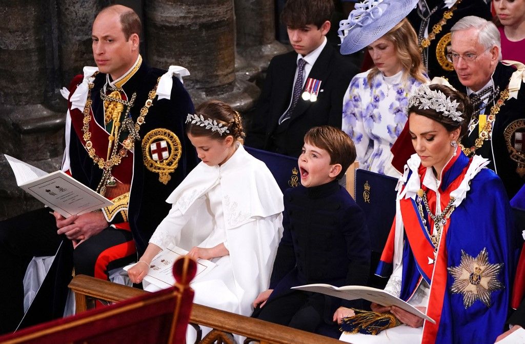 Los gestos y bostezos de la princesa Carlota junto al príncipe Luis en la coronación de su abuelo