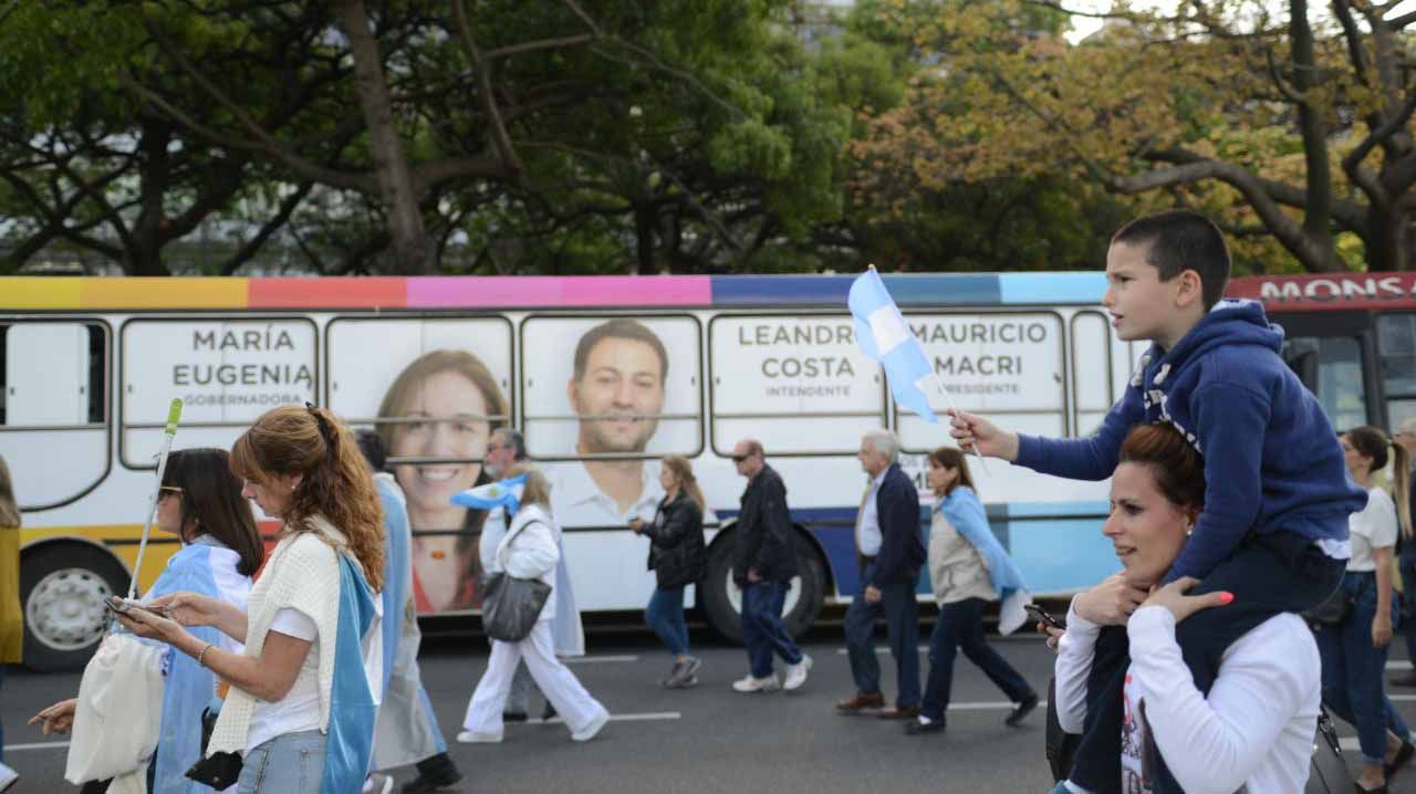 Micros ploteados con estética de Cambiemos invadieron la avenida 9 de Julio