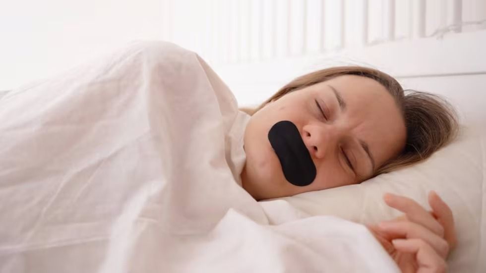 Alertan sobre la moda viral de taparse la boca con cinta para dormir
