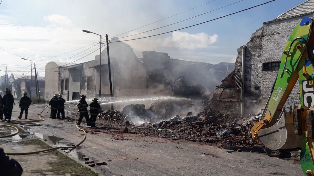 Tras quince horas, bomberos lograron controlar un fuerte incendio en una papelera