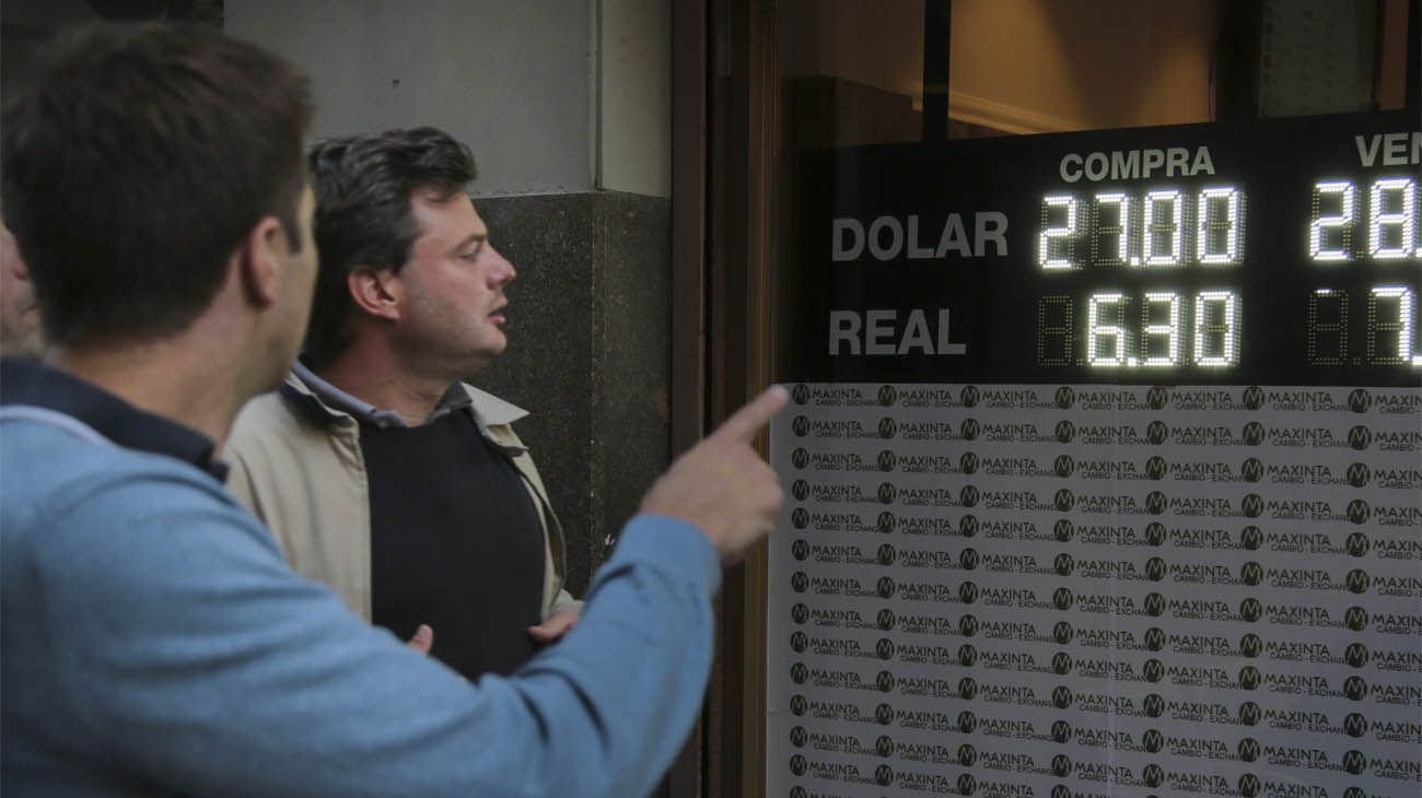 El dólar cerró estable y marcó una suba de tres centavos