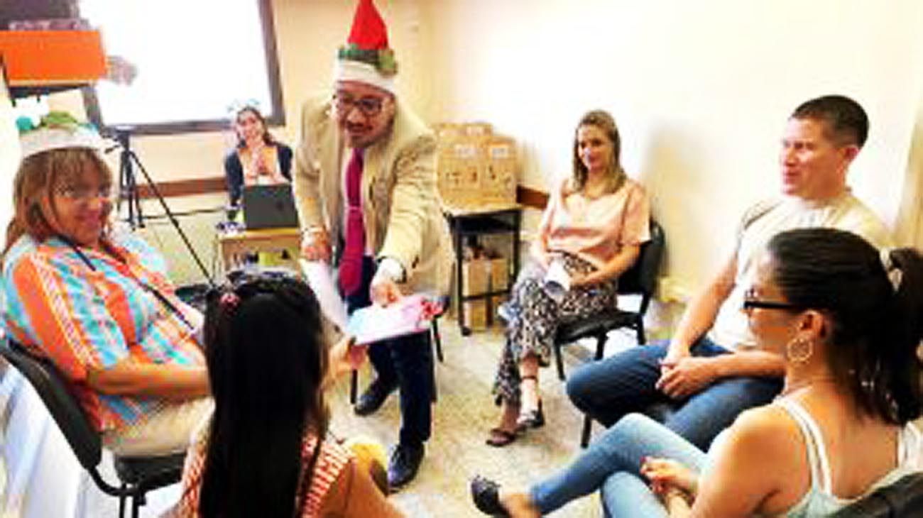 Con un cuento de navidad, un juez le informó a una niña que sería adoptada