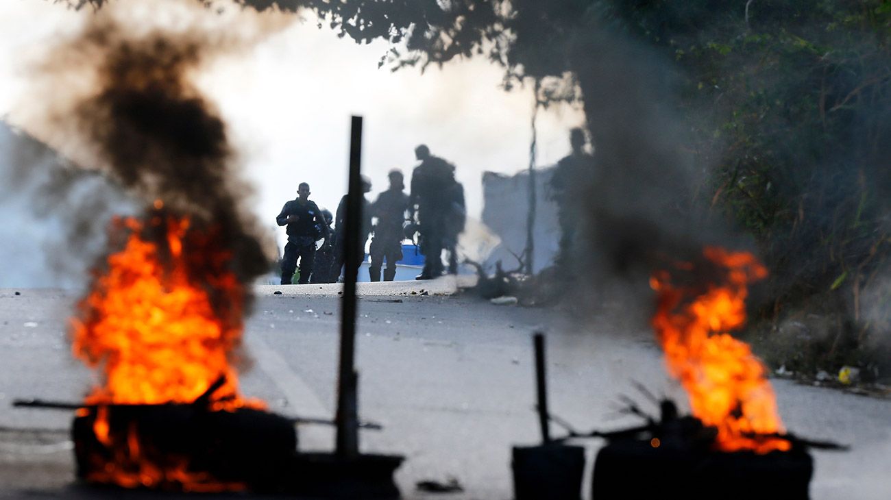 Bloquean redes sociales en Venezuela y detienen a 27 militares sublevados
