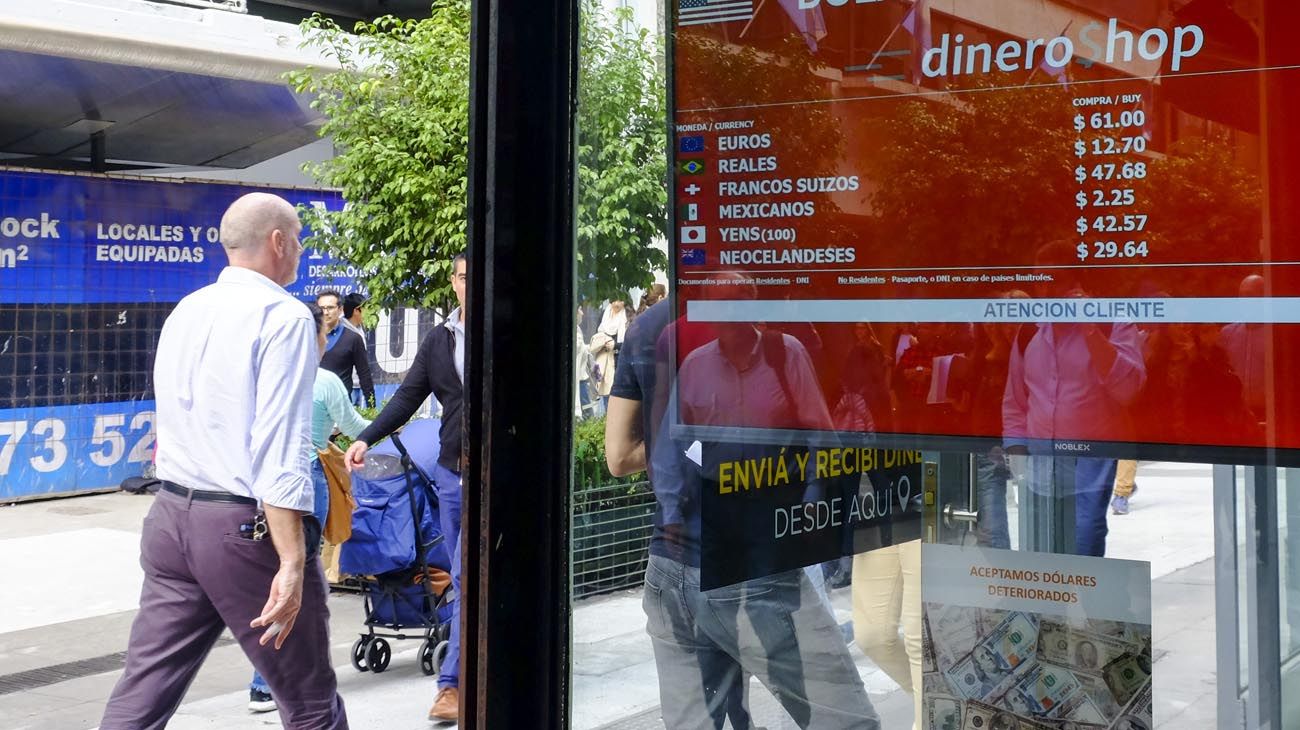 Milei le dijo chau al dólar blue y anticipó cuando se levantará el cepo