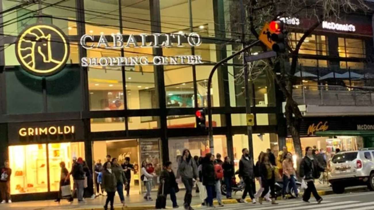 Una falsa amenaza de bomba obligó a evacuar este sábado el Shopping Caballito
