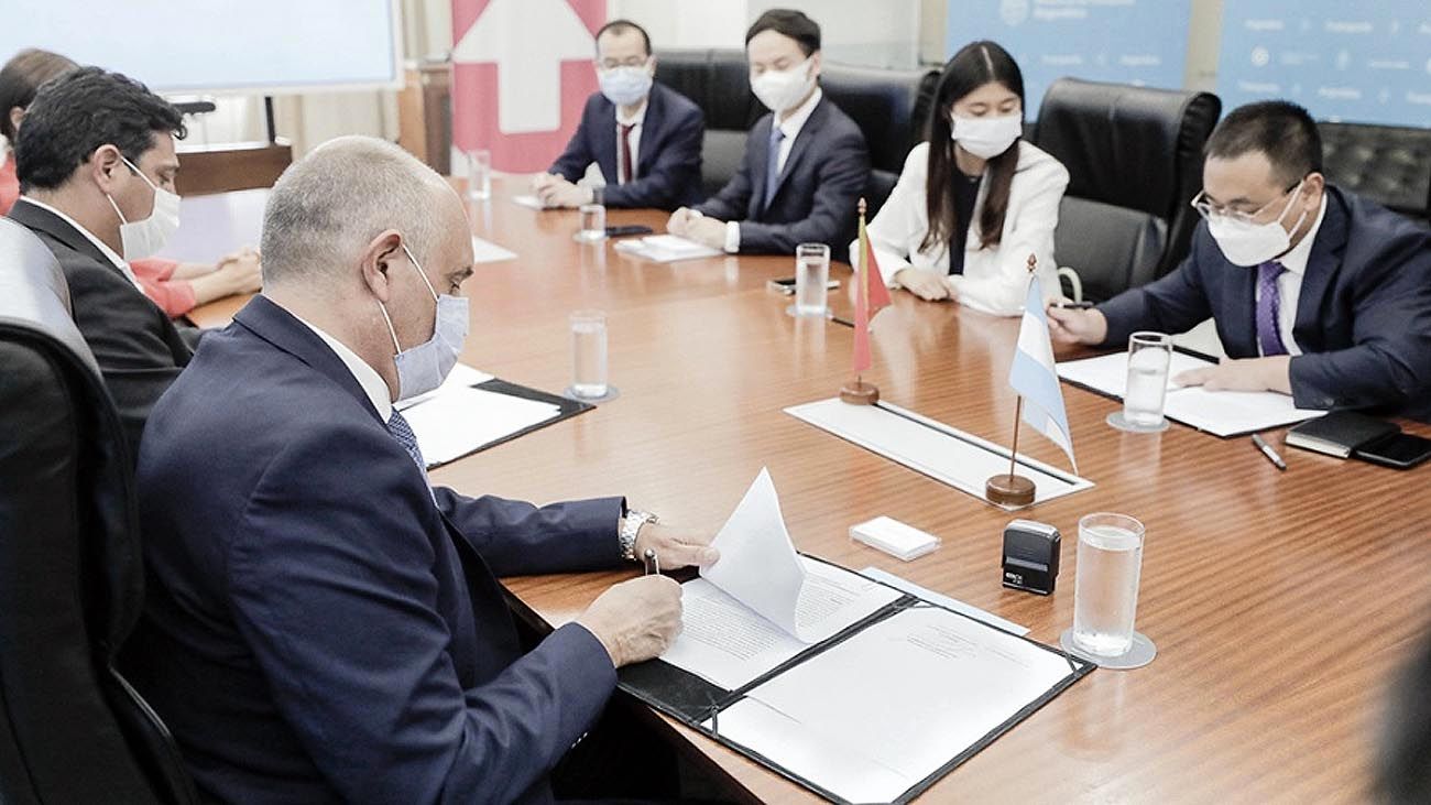 Trenes: el gobierno firmó acuerdos con empresas chinas para electrificar y modernizar ramales