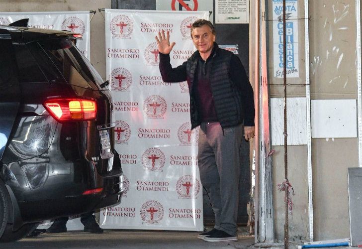 Tras la operación, Macri salió caminando del sanatorio