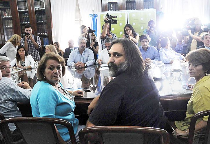 Baradel, con un ojo en la negociación y otro en la interna de su sindicato