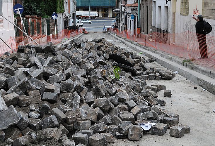 El gobierno analiza quitar los adoquines de las calles de la Ciudad