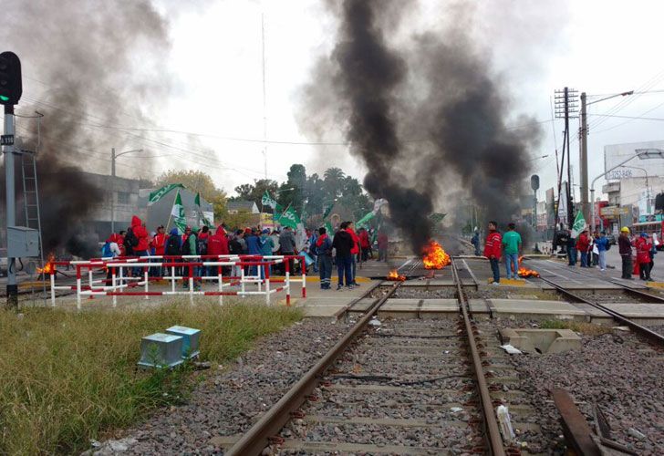 Sobrero lanzó un paro en el tren Sarmiento tras el desalojo en PepsiCo