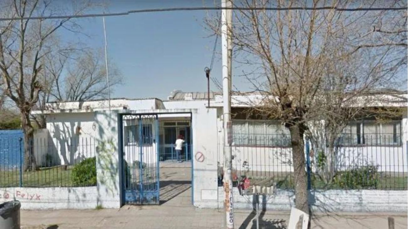 Castelar: escuelas heladas, casi derrumbadas y aulas containers