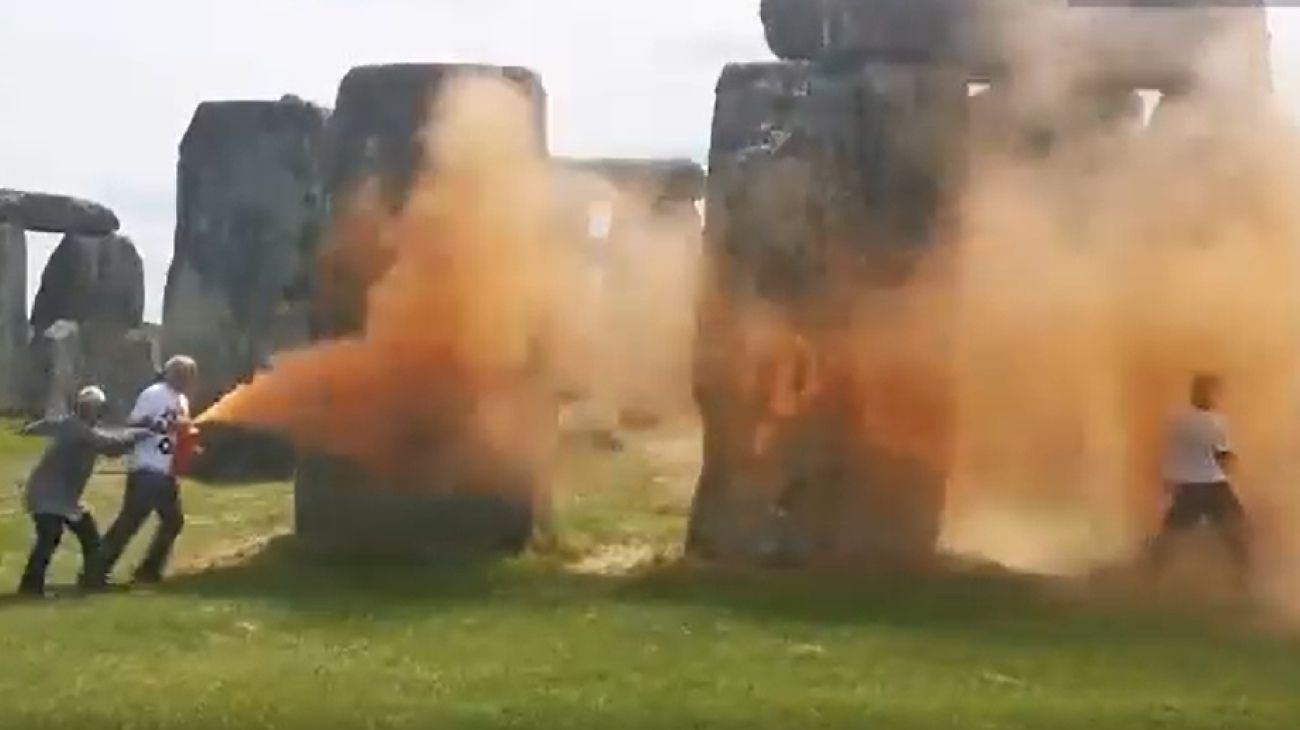 Condenan a ecologistas por intentar pintar el jet de Taylor Swift en Londres