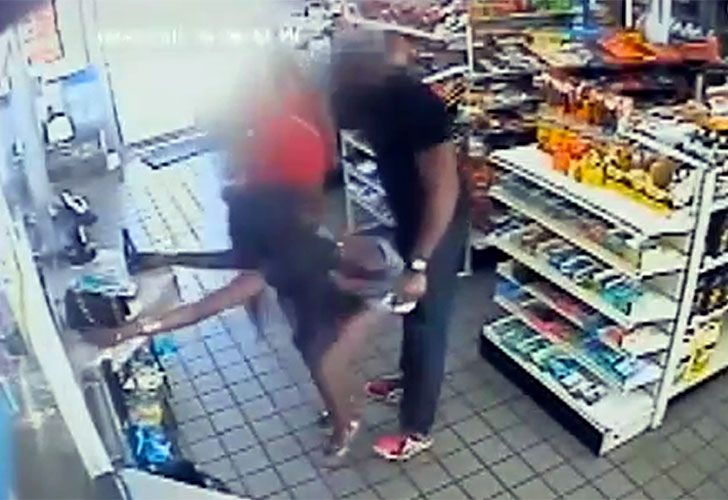 Dos mujeres acosan sexualmente a un hombre en un supermercado